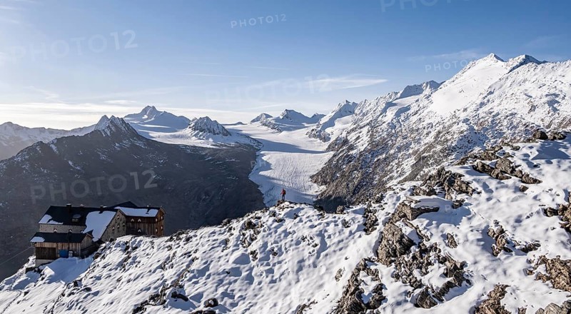 Mountaineer in front of mountain panorama and glacier, in the morning light, mountain hut Ramolhaus, view of Gurgler Ferner with summit Hochwilde and Falschungsspitze, Ötztal Alps, Tyrol, Austria, Europe