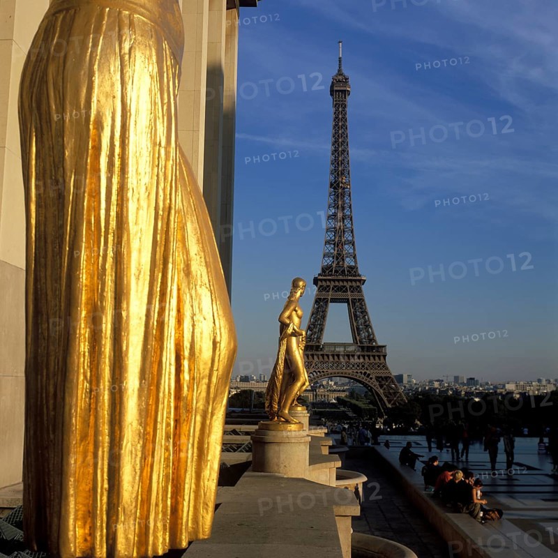 Die vergoldeten Statuen vom Trocadéro, hinten der 330m hohe Eifflturm, gebaut zum 100. Jahrestag der Französischen Revolution, Paris, Frankreich