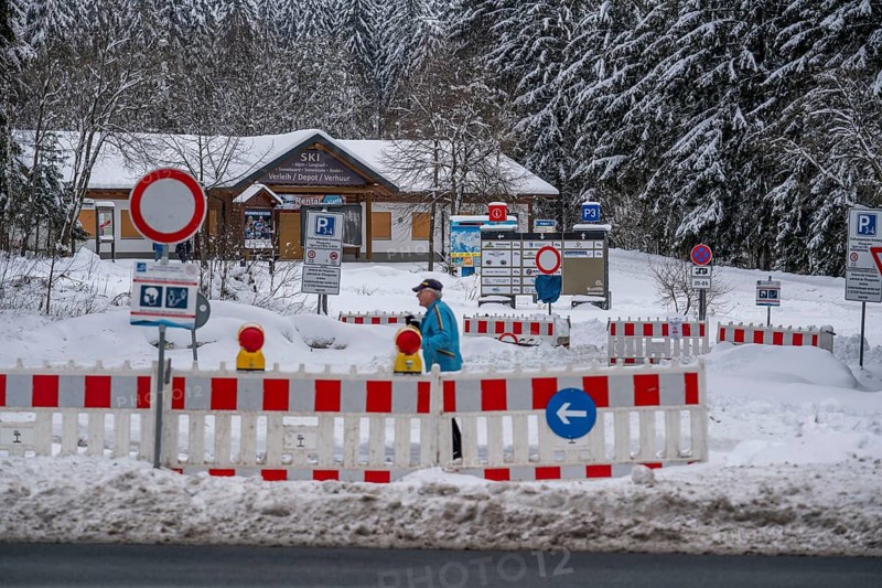 Indications of a ban on entering, car park of a ski area in Winterberg, during the Corona crisis, in Sauerland, tourist hotspot, Winterberg, North Rhine-Westphalia, Sauerland