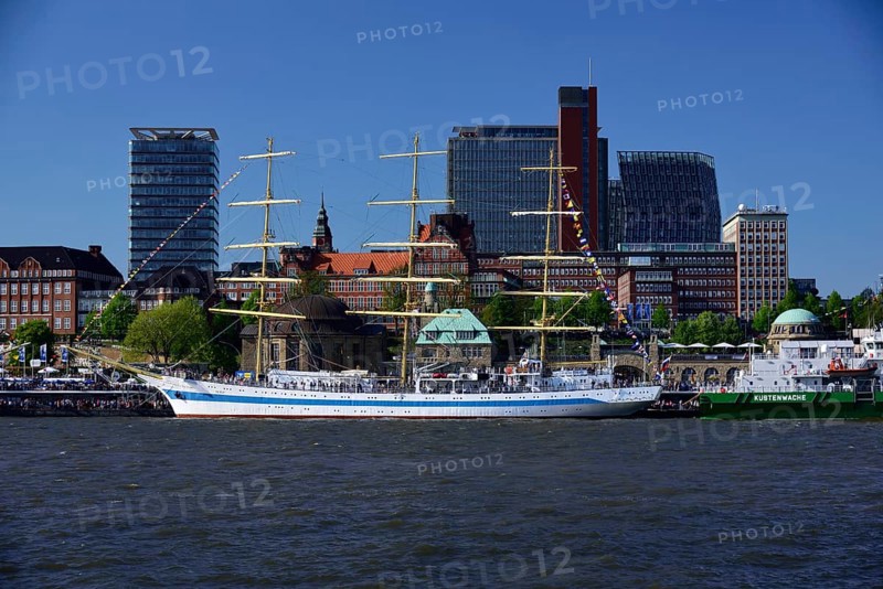 Europe, Germany, Hamburg, Elbe, View across the Elbe to the St. Pauli Landungsbrücken, Skyline St. Pauli, Windjammer Mir, Hamburg, Hamburg, Federal Republic of Germany, Europe