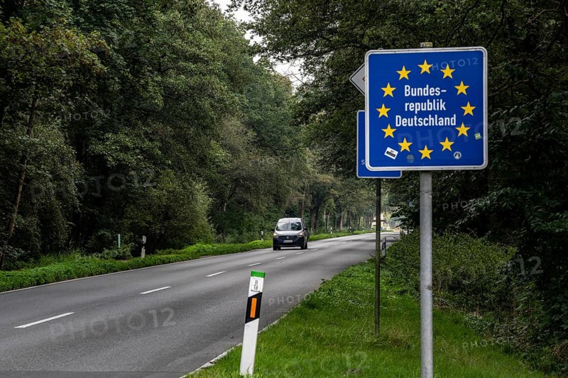 The so-called Green Border, near Straelen, between Germany and the Netherlands, country road, B58, Dammerbrucher Straße, first day of intensified border controls against irregular migration, traffic runs normally as usual, North Rhine-Westphalia, Germany, Europe