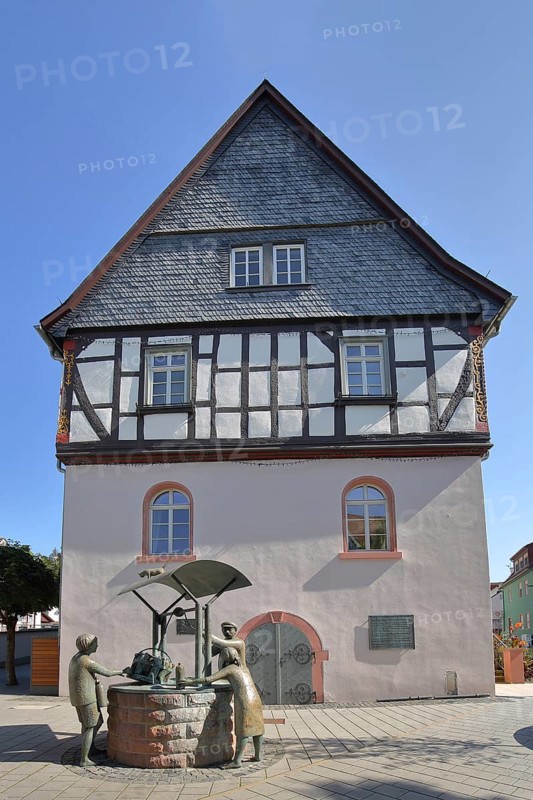 Drawing fountain with sculptures from 1999 and monument to the town's mineral water history, Old Town Hall, historic half-timbered house built in 1498, market square, Bad Vilbel, Wetterau, Hesse, Germany, Europe