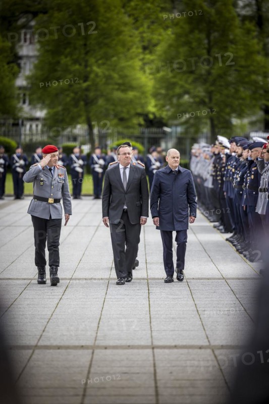Olaf Scholz (R, SPD), Federal Chancellor, and Boris Pistorius, Federal Minister of Defence, during the acknowledgement of the Mali missions, closing address at the Federal Ministry of Defence