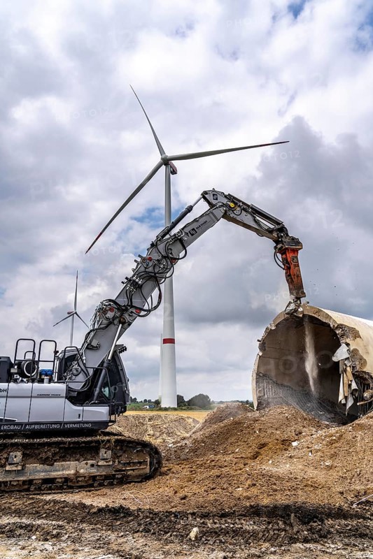 Demolished tower of a 20 year old wind turbine, in the Werl wind farm, 5 old Enercon E-66 turbines are demolished, 2 new Siemens SG6.6-170 wind turbines replace them, the 2 new wind turbines produce twice as much energy, 12 MW power, as the 5 old wind turbines, called repowering, demolition work, Werl, North Rhine-Westphalia, Germany, Europe