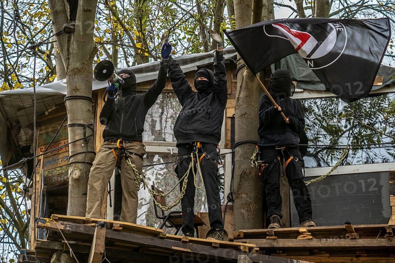 Tree houses with Antifa activists, protest action against the demolition of the village of Lützerath in the Rhenish lignite mining area, which is to make way for the expansion of the Garzweiler II open-cast mine, several thousand participants at the demonstration in Lützerath, North Rhine-Westphalia, Germany, Europe