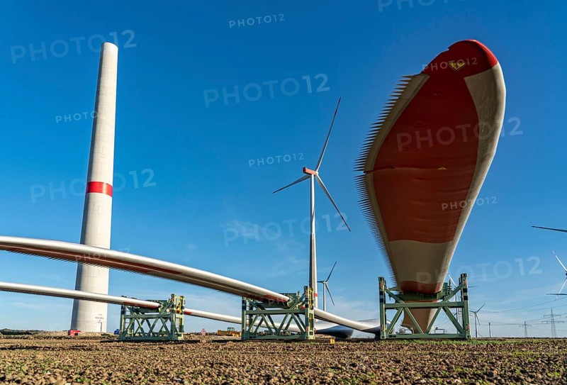 Wind farm near Bad Wünnenberg, construction site, toothing on the rotor blades, so-called Enevoldsen or Dinotails, are intended to reduce the noise of the rotors, storage area for a new wind turbine, components of the mast, the nacelle and the rotors are ready for assembly, North Rhine-Westphalia, Germany, Europe
