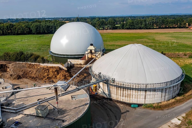 Biogas plant, gas storage, with dome, fermenter tanks for the fermentation process, use of solid manure as energy source, on a farm near Lippling, close to Delbrück in East Westphalia, in the district of Paderborn, 1.5 megawatts of electrical power, production of district heating for homes in the region, North Rhine-Westphalia, Germany, Europe