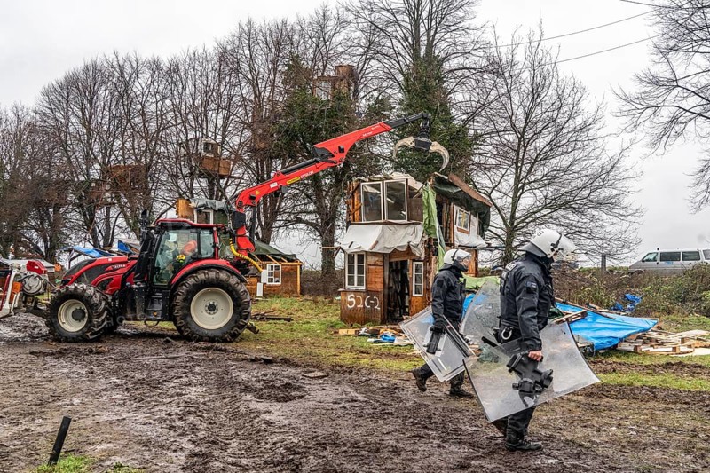 2nd day of the clearing of the hamlet Lützerath, by the police, of tree houses and huts, of climate activists, at the opencast lignite mine Garzweiler 2, Erkelenz, North Rhine-Westphalia, Germany, Europe