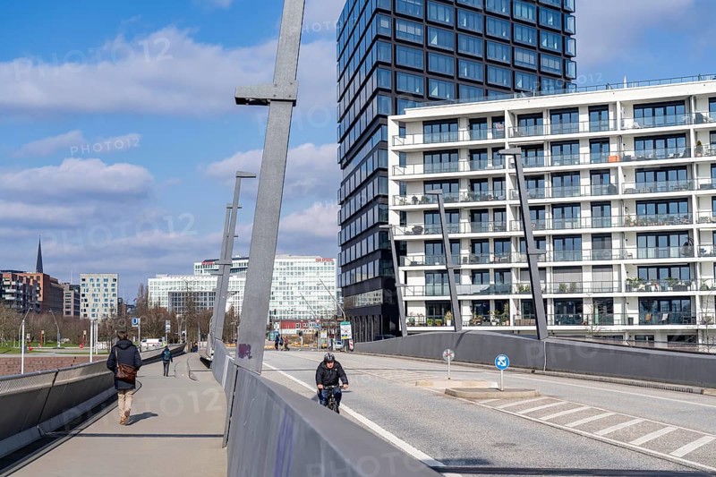 Baakenhafen bridge over the Bakenhafen harbour, residential building, Hafencity Hamburg, new district on the Elbe, on the site of the former free port, residential units for 14, 000 people, 3, 000 hotel beds, 45, 000 jobs, Hamburg, Germany, to be built here by the 2030s, Europe