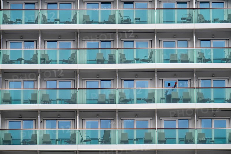 Cruise ship Iona of the British shipping company P&O Cruises, the largest cruise ship ever built in Germany, 17 passenger decks, 2600 cabins for 5200 passengers, windows are cleaned, the ship is fuelled by liquid gas, lifeboats