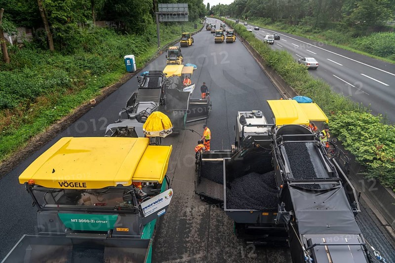 Renewal of the road surface on the A40 motorway between the Kaiserberg junction and Mülheim-Heißen, in the direction of Essen, over a length of 7.6 kilometres, with whisper asphalt, so-called open-pored asphalt, 10-day closure of the motorway, North Rhine-Westphalia, Germany, Europe