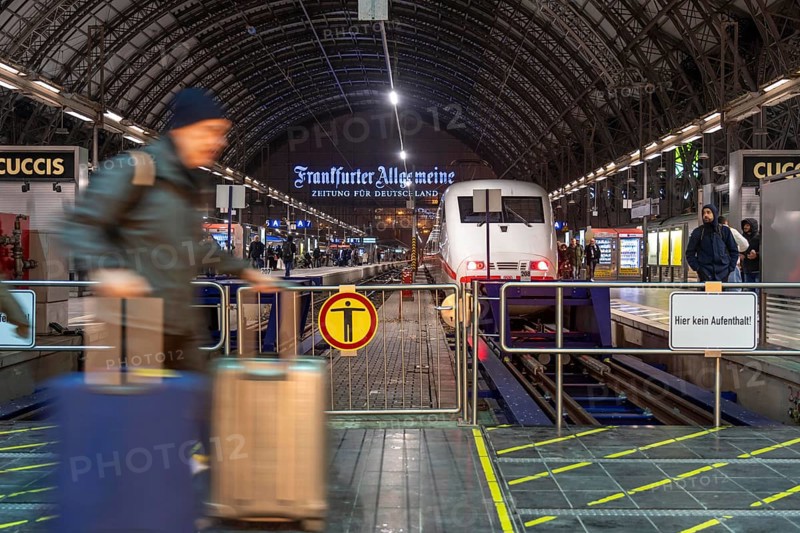 Frankfurt am Main main station, ICE train on platform, traveller, Hesse, Germany, Europe