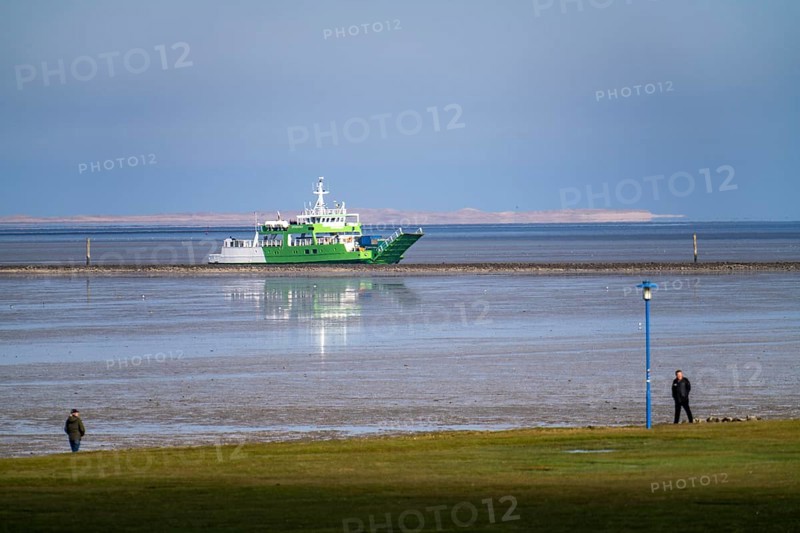 North Sea dyke, near Neuharlingersiel, ferry to the island of Spiekeroog, Lower Saxony, Germany, Europe