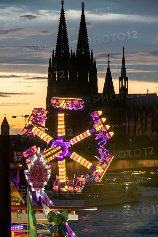 Happy Colonia funfair, Corona-compliant funfair at the Deutzer Werft, on the Rhine, Cologne Cathedral, a temporary amusement park of the Cologne Showmen's Association, under Corona conditions, with admission fee and admission only with the 3-G conditions, distances, one-way street, Cologne, North Rhine-Westphalia, Germany, Europe