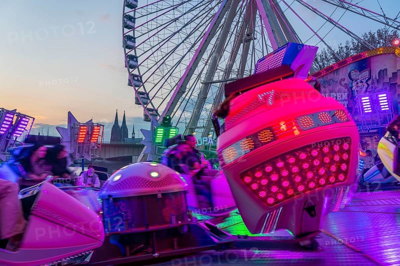 Deutz funfair on the Rhine, at Easter, funfair, break-dancer ride, Ferris wheel, Cologne Cathedral, Cologne, North Rhine-Westphalia, Germany, Europe