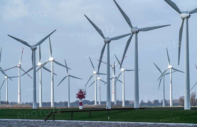 Wind farm, Wybelsumer Polder, west of Emden, at the mouth of the Weser, Dollard