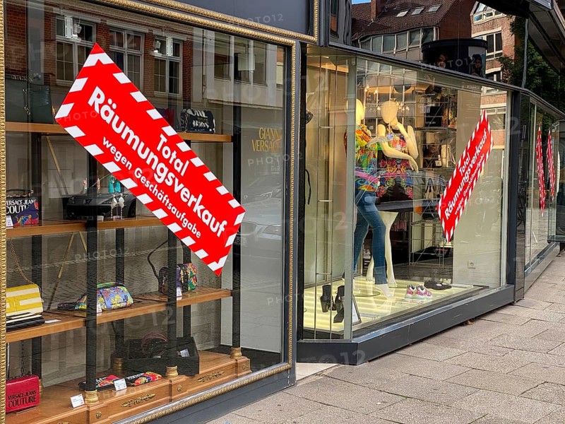 Clearance sale, business closure, fashion shop in the old town centre of Bremen, Germany, Europe