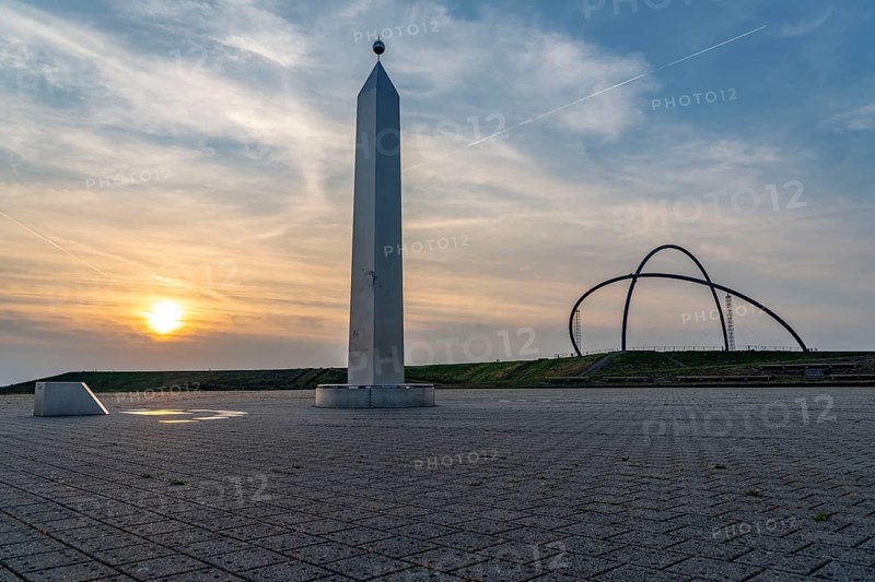 Evening atmosphere on the Hoheward spoil tip, the largest spoil tip in the Ruhr area, between Herten and Recklinghausen, sundial, obelisk of the horizontal observatory, Gelsenkirchen, North Rhine-Westphalia, Germany, Europe