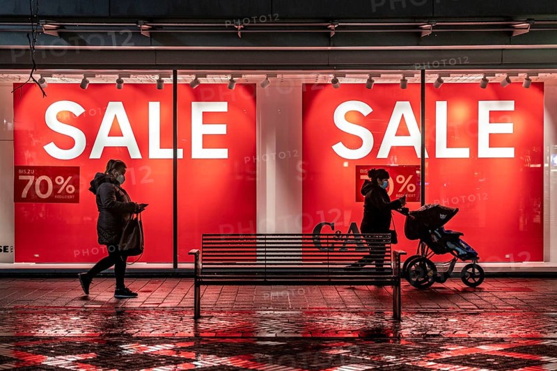 Gelsenkirchen city centre, pedestrian zone, Bahnhofstraße, sale, clearance sale, 70% discount, C&A fashion shop, department stores', during the Corona crisis, lockdown in January 2021, closed shops and restaurants, few passers-by, Gelsenkirchen, North Rhine-Westphalia, Germany, Europe