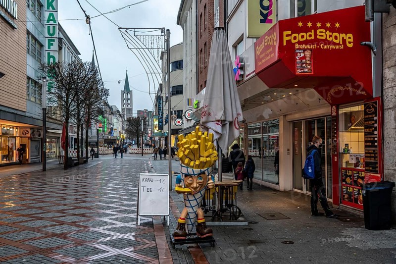 Gelsenkirchen city centre, pedestrian zone, Bahnhofstraße, during the Corona crisis, lockdown in January 2021, closed shops and restaurants, few passers-by, Gelsenkirchen, North Rhine-Westphalia, Germany, Europe