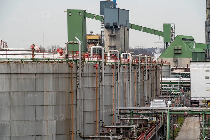 Refinery of Ruhröl, BP Gelsenkirchen, today BP Refining & Petrochemicals GmbH, tanks and operation in Gelsenkirchen-Horst, on the Rhine-Herne Canal, Gelsenkirchen, North Rhine-Westphalia, Germany, Europe