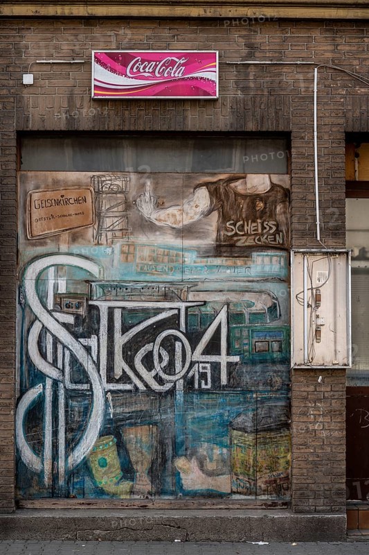The Schalke Mile, Mile of Tradition, Kurt-Schumacher-Straße in Gelsenkirchen-Schalke, side street, Uechtingstrasse, dilapidated house, facade, closed kiosk with Schalke mural, Gelsenkirchen, North Rhine-Westphalia, Germany, Europe