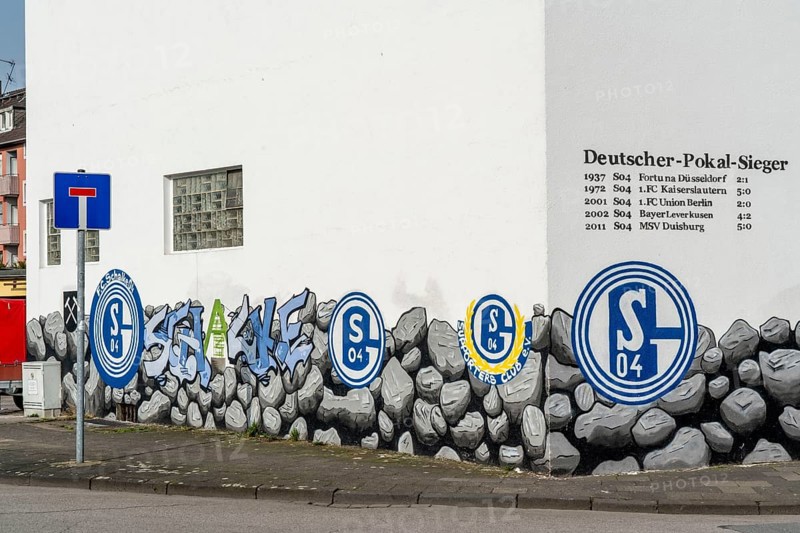 The Schalke Mile, Mile of Tradition, Kurt-Schumacher-Strasse in Gelsenkirchen-Schalke, side street, Hubertusstrasse, building with many Schalke logos, Ruhrpott symbols, list of Schalke football successes, Gelsenkirchen, North Rhine-Westphalia, Germany, Europe