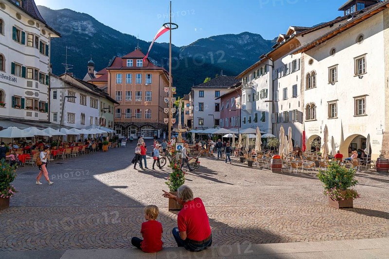 The village of Kaltern, on the South Tyrolean Wine Road, market square, South Tyrolean flag, Italy, Europe