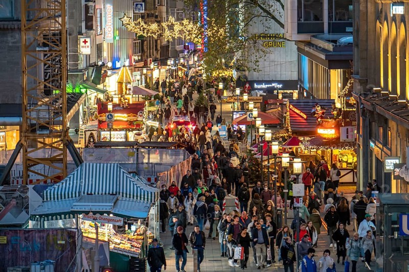 Pre-Christmas period, Kettwiger Straße, pedestrian zone, crowded shopping street in the city centre of Essen, North Rhine-Westphalia, Germany, Europe