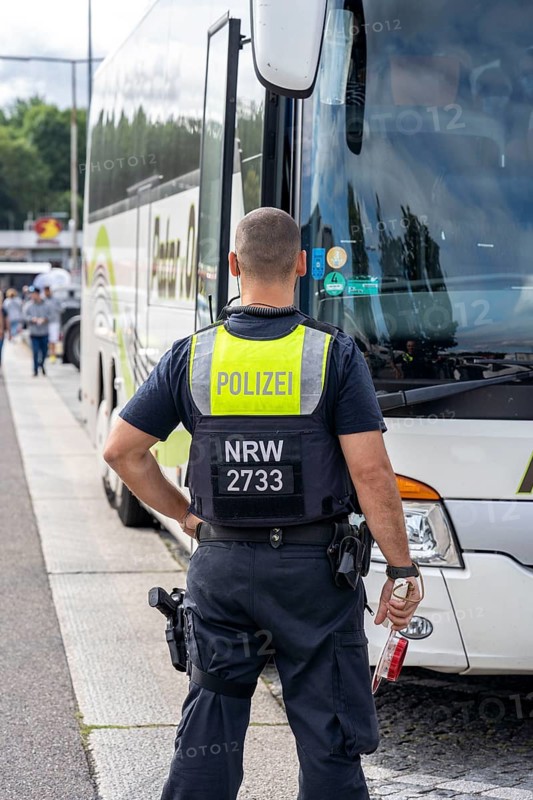 State-wide checks on tourist traffic on the motorways in North Rhine-Westphalia by police and customs, in particular the safety of motorhomes, caravans, coaches, bicycle racks and the overloading of vehicles were checked, motorway rest area Hösel near Ratingen, A3, North Rhine-Westphalia, Germany, Europe
