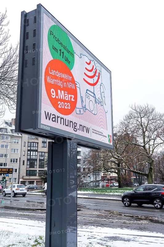 Warning day in North Rhine-Westphalia, the state-wide trial alert takes place on 09.03.23, in addition to sirens, loudspeaker announcements, warning apps, messages on radio, television, internet and social media, the state triggers the warning means Cell Broadcast and over 1100 digital display boards, mostly in cities, for the first time centrally, here Düsseldorf, advertising for the warning day