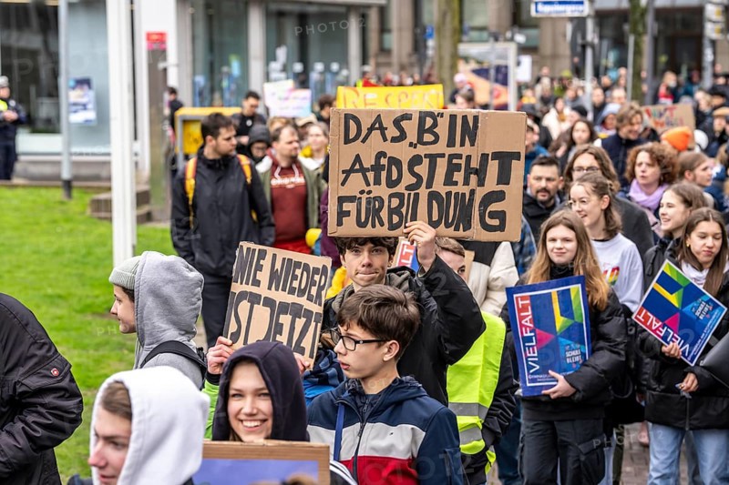Pupils demonstrate against right-wing extremism, under the motto Schule bleibt Bunt (school remains colourful), over 2500 pupils, parents and teachers protest against right-wing extremism and for diversity in the city centre of Essen, North Rhine-Westphalia, Germany, Europe