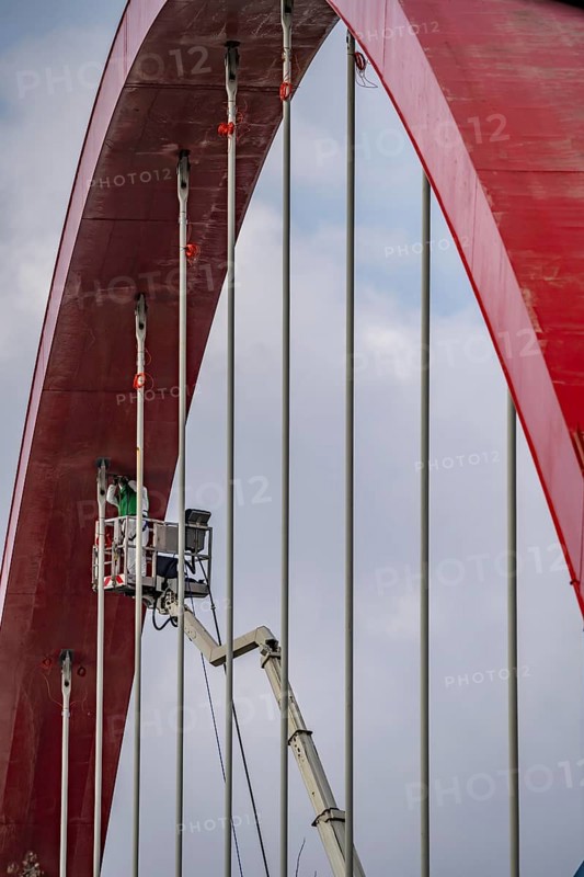 A42 motorway bridge, over the Rhine-Herne Canal, with massive structural damage, workers, with respiratory protection equipment, on lifting platforms, totally closed for the next few months, between the Bottrop-Süd and Essen-Nord junctions, for trucks probably until a new bridge is built, North Rhine-Westphalia, Germany, Europe