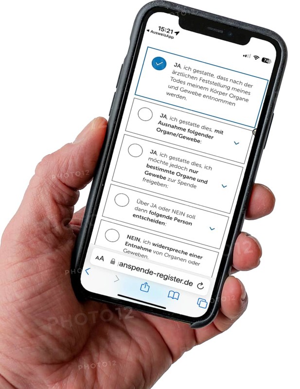 Symbolic image of organ donation register, person informs himself about the new online register for organ donation, where you can register as a donor or object to a donation, from the Federal Institute for Drugs and Medical Devices Germany