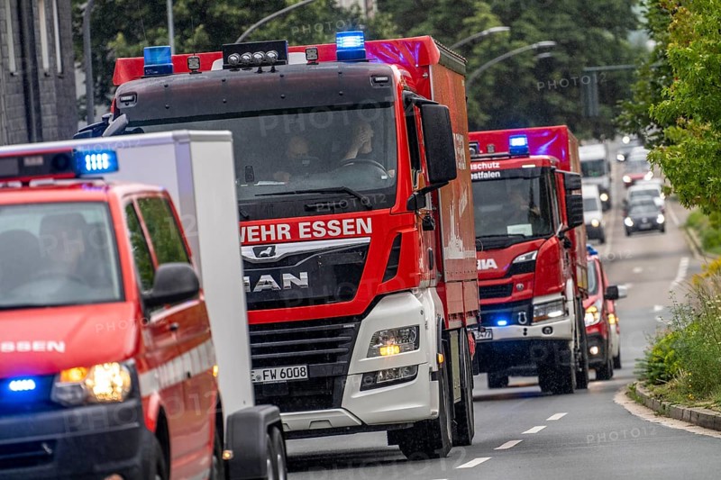 Fire engines from Essen, Mülheim and Oberhausen, with 140 firefighters, on the way to an emergency exercise, column journey with 30 emergency vehicles, with flashing blue lights and sirens, Essen, North Rhine-Westphalia