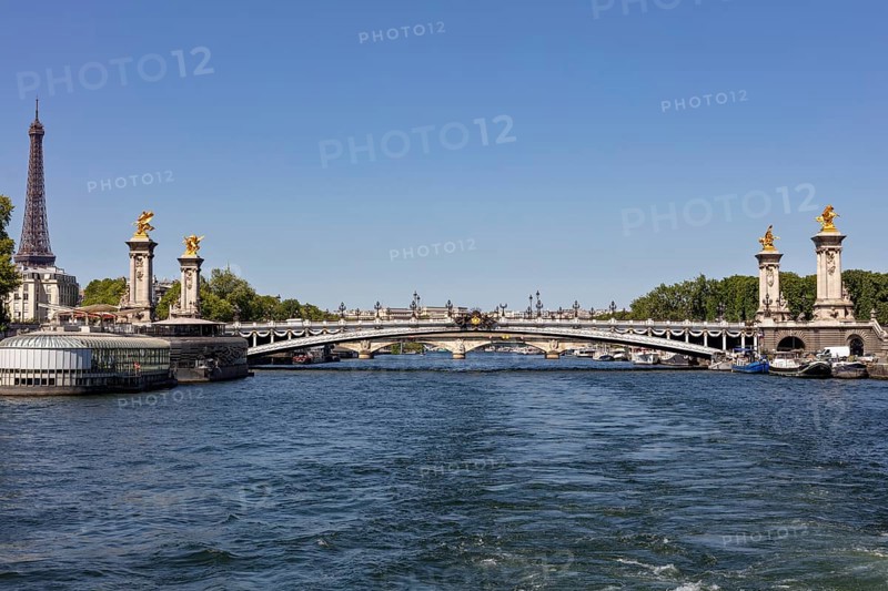 Pariser Brücke mit Blick auf den Eiffelturm bei strahlend blauem Himmel, Paris