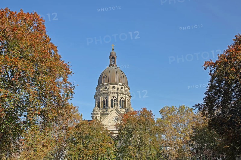 Dome of the Christuskirche in autumn, High Renaissance, Old Town, Mainz, Rhine-Hesse region, Rhineland-Palatinate, Germany, Europe