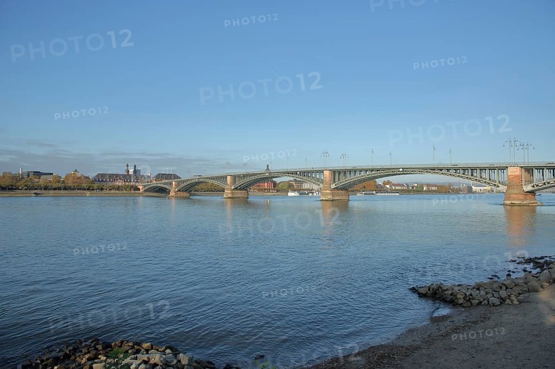 Theodor Heuss Bridge over the Rhine with a view of Mainz from Mainz-Kastel, Wiesbaden, Hesse, Rhine Bridge, Arch Bridge, Mainz, Rhine-Hesse region, Rhineland-Palatinate, Germany, Europe