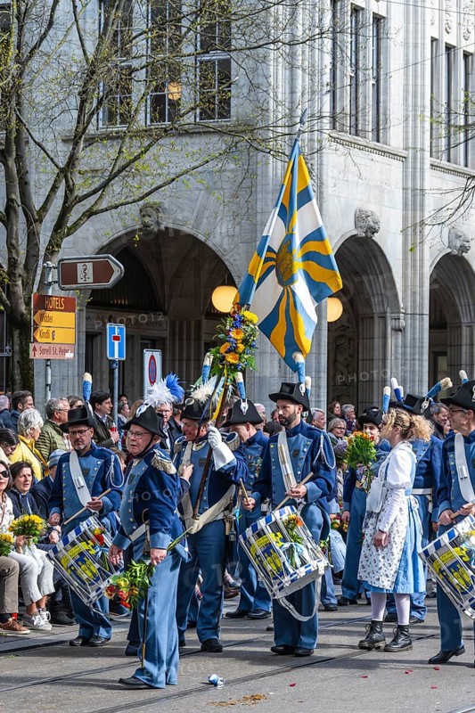 Parade of historically costumed guild members, drummers with flag, Guild of the Three Kings, Sechseläuten or Sächsilüüte, Zurich Spring Festival, Zurich, Switzerland, Europe