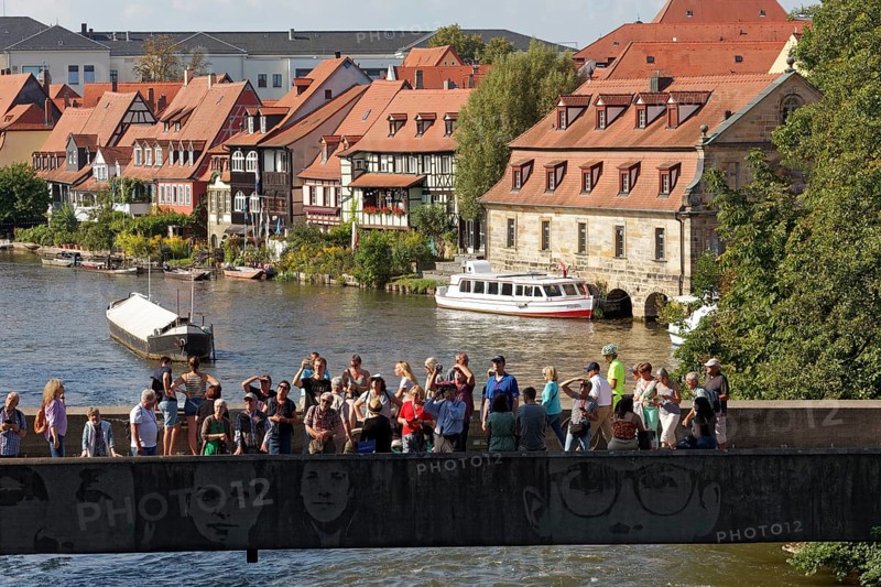 Tourists looking at the town hall, standing on the town hall bridge on the river Regnitz, Little Venice, Bamberg, Upper Franconia, Bavaria, Germany, Europe