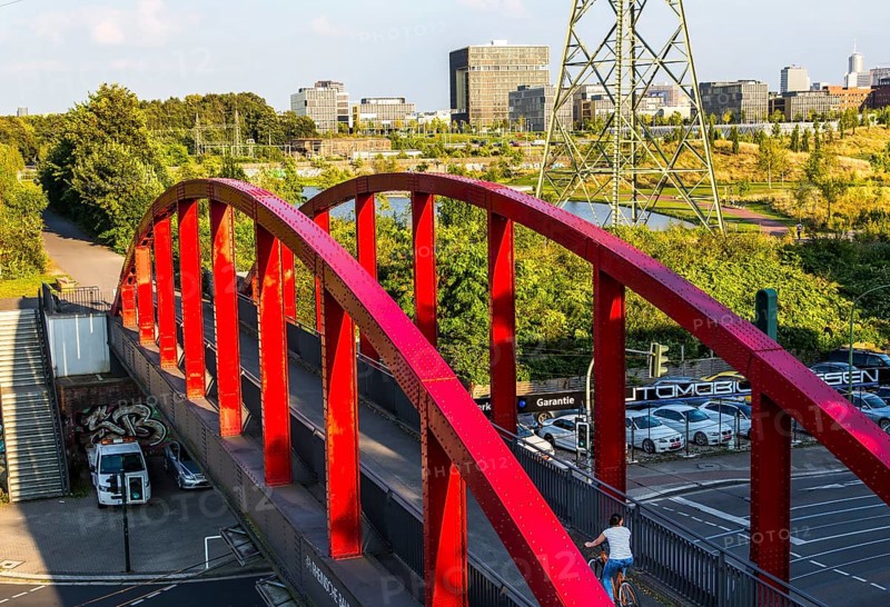 Radschnellweg 1, RS1, cycle highway, which in its final stage will run for over 100 kilometres between Hamm and Duisburg through the Ruhr region, completed section between Essen and Mülheim an der Ruhr, Kruppviertel, former railway bridge, Esse