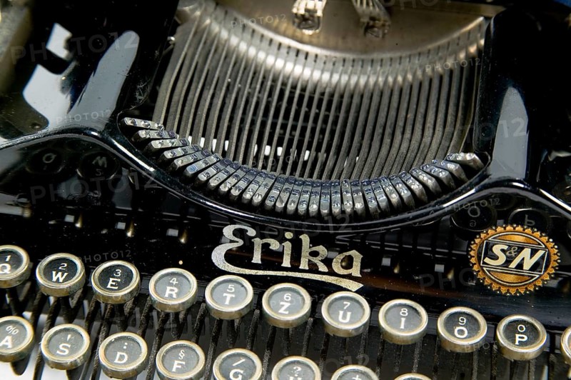Travelling typewriter, the Dresden company Seidel & Naumann launched a folding typewriter on the market in 1910, which became established as a travel typewriter. Photo for a fee! Contact T.:01772156417