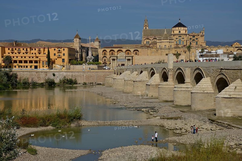 Roman bridge, Puente Viejo, over the Guadalquivir river, Mosque–Cathedral of Córdoba or Mezquita at back, Córdoba, Córdoba province, Andalusia, Spain, Europe