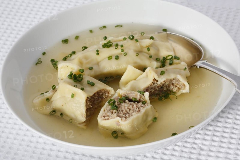 Swabian cuisine, Maultaschen in broth, chives, meat broth, noodle dough, minced meat in noodle patties, Swabian speciality, hearty home cooking, typically Swabian, traditional cuisine, soup plate, soup spoon, studio shot, food photography, Germany, Europe