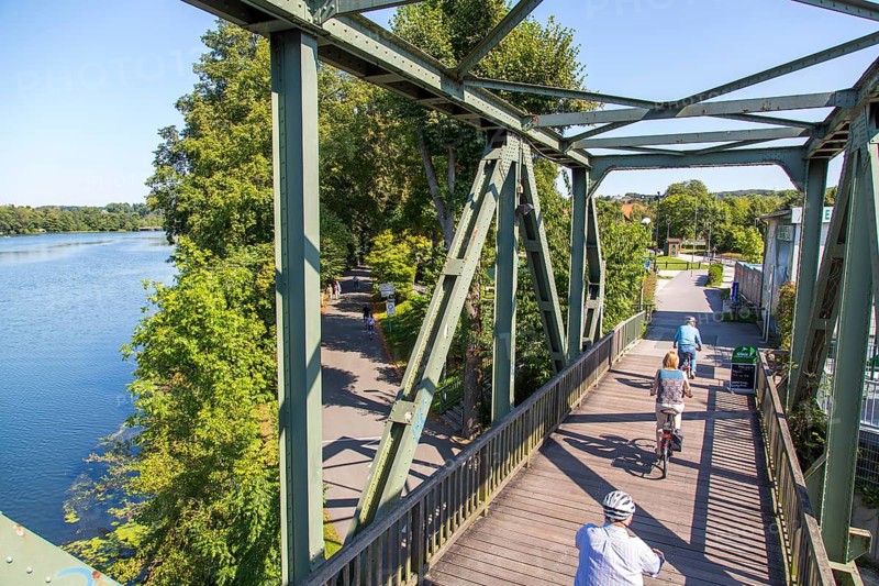 Ruhr Valley cycle path, former railway bridge over the Ruhr, Lake Baldeney in Essen, cycle and pedestrian path, Essen, North Rhine-Westphalia, Germany, Europe