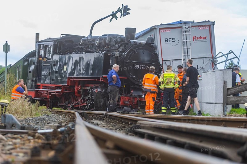 There was a serious accident between a train on the Weißeritz Valley Railway and a lorry from the district of Central Saxony at the level crossing just in front of the Dippoldiswalde stop. The steam locomotive, built in 1933, was forced off the tracks, causing millions of euros worth of damage. Local residents reported an explosive bang., Engine accident on Weißeritztalbahn, Dippoldiswalde, Saxony, Germany, Europe