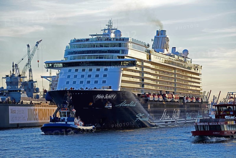 Europe, Germany, Hamburg, Elbe, passenger ship, Mein Schiff 6, arriving, left floating dock, evening light, Hamburg, Hamburg, Federal Republic of Germany, Europe