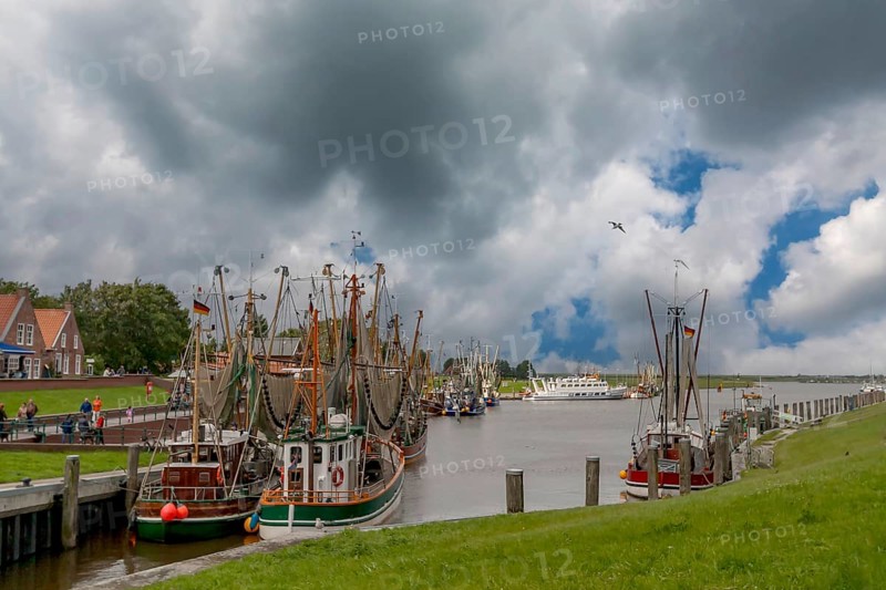 Crab cutter in the harbour of Greetsiel, the largest cutter fleet in East Frisia, Greetsiel, East Frisia, Lower Saxony, Germany, Europe