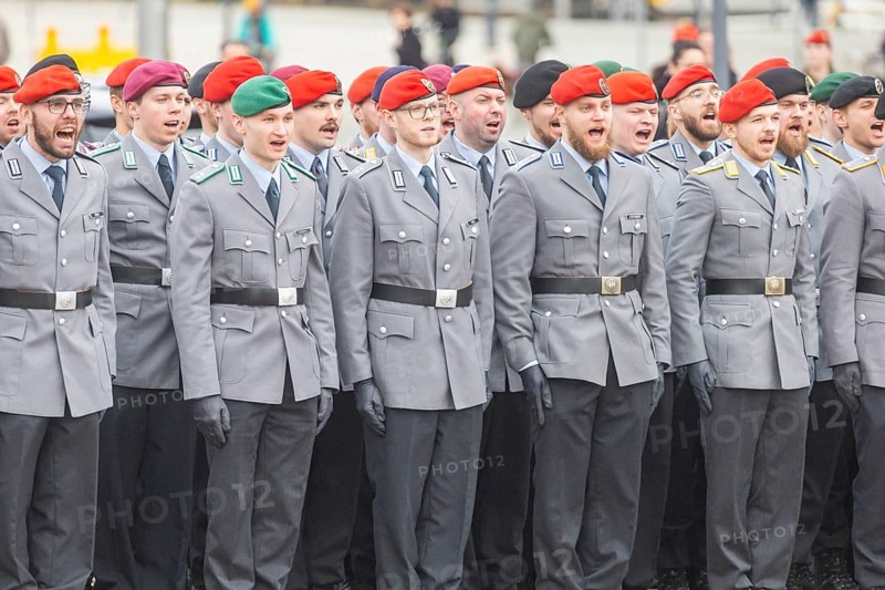 Public roll call of the Army Officers' School on Theatre Square: Bundeswehr honours and bids farewell to young soldiers, Dresden, Saxony, Germany, Europe