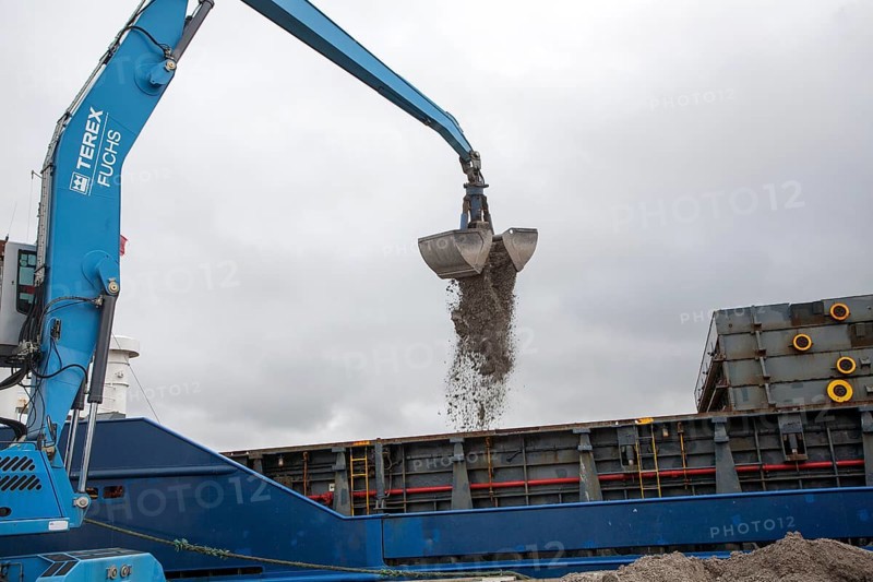 Ship loading of the bulk carrier Zita on the River Torrridge, at the quayside in Bideford, north Devon, England, United Kingdom, Europe
